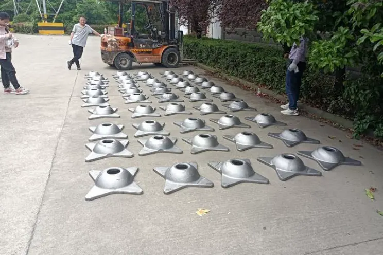 摆放在中国工厂院子里、准备进行详细质量检查的金属铸件