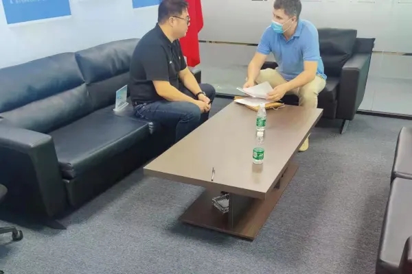 与客户和合作伙伴会面